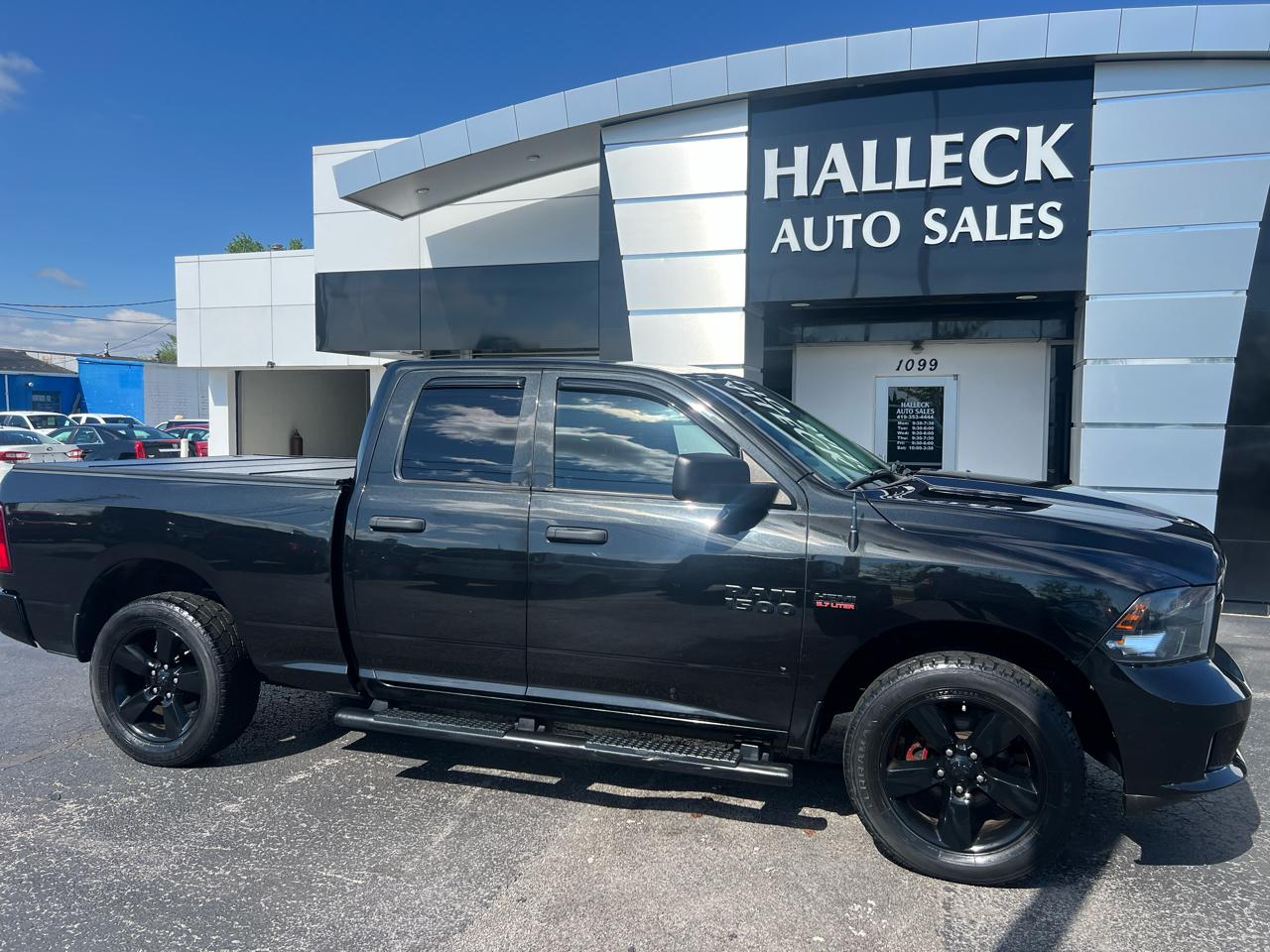 RAM 1500 4WD Quad Cab 140.5" Express *Ltd Avail* 2017