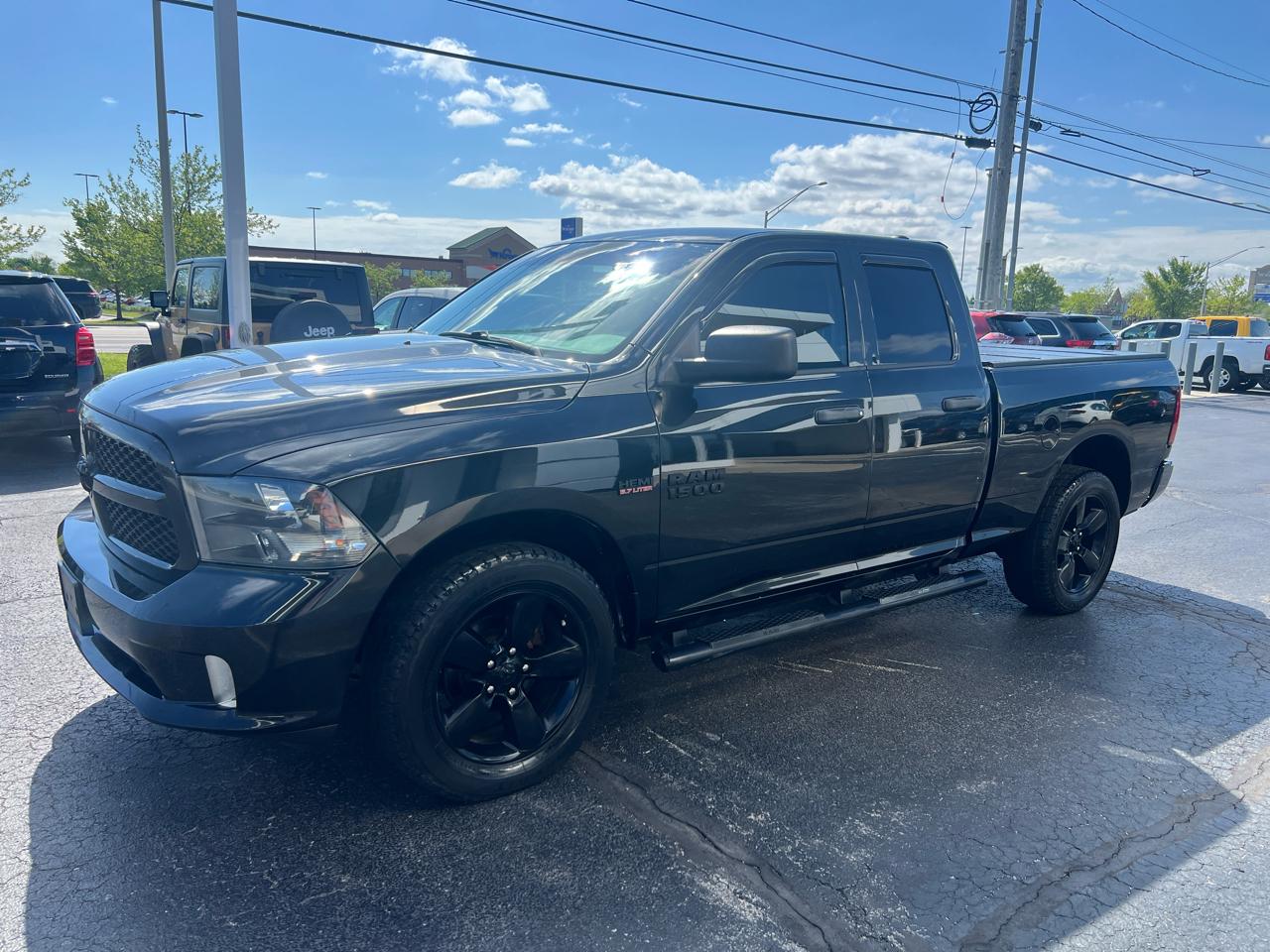 RAM 1500 4WD Quad Cab 140.5" Express *Ltd Avail* 2017