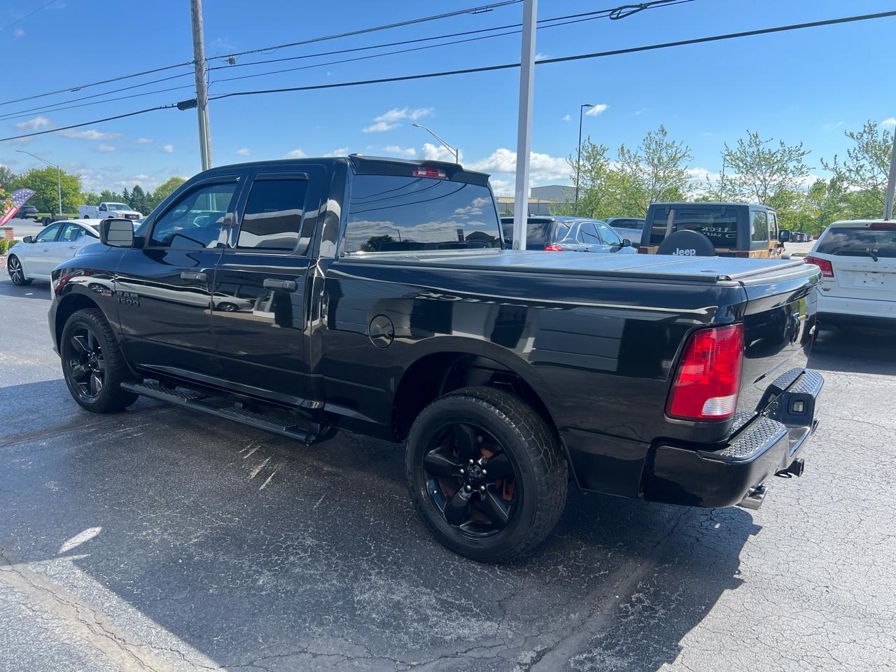 RAM 1500 4WD Quad Cab 140.5" Express *Ltd Avail* 2017