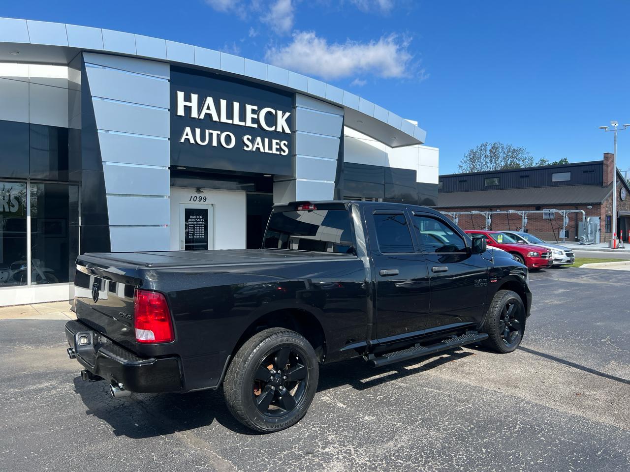 RAM 1500 4WD Quad Cab 140.5" Express *Ltd Avail* 2017