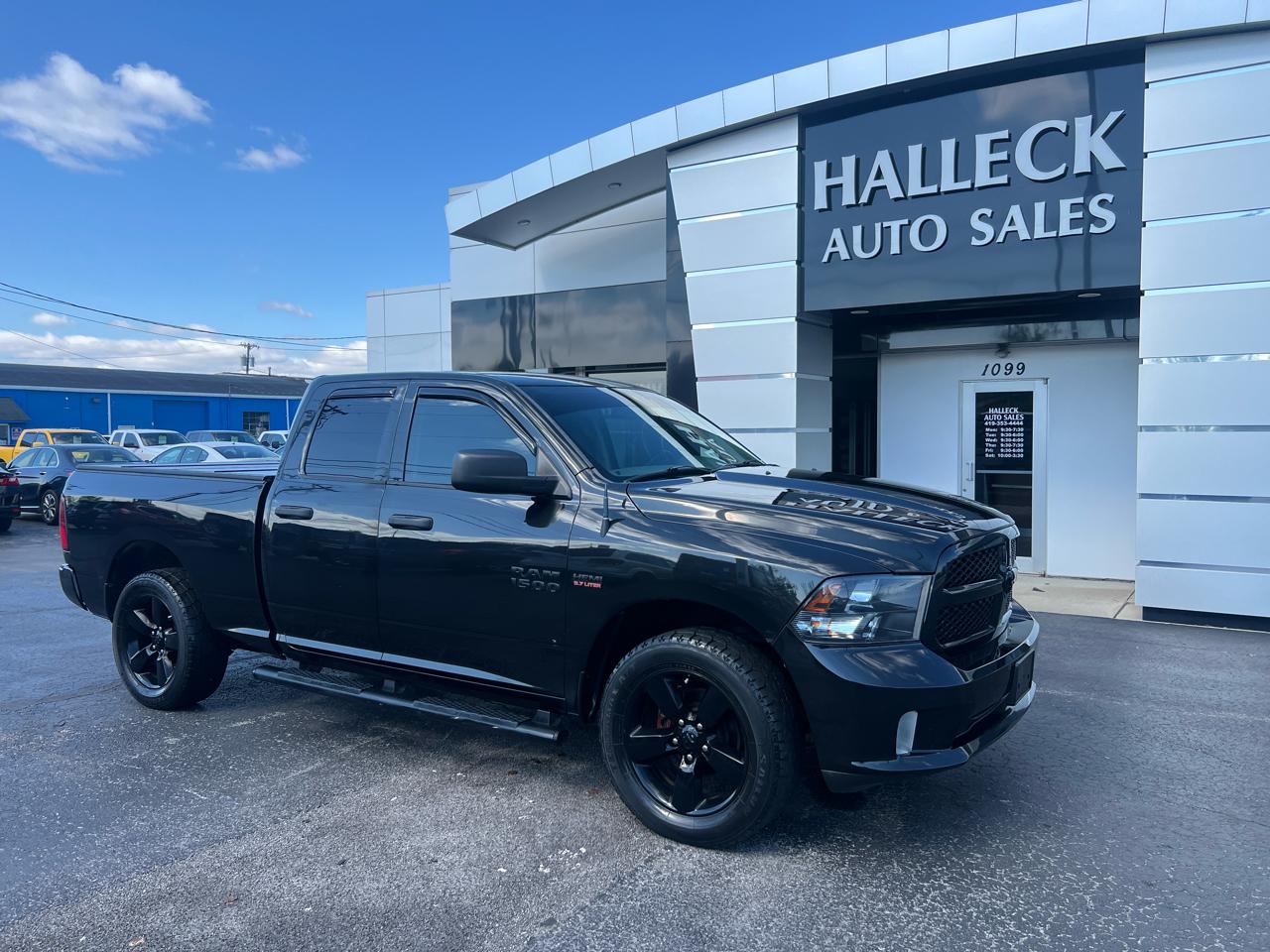 RAM 1500 4WD Quad Cab 140.5" Express *Ltd Avail* 2017