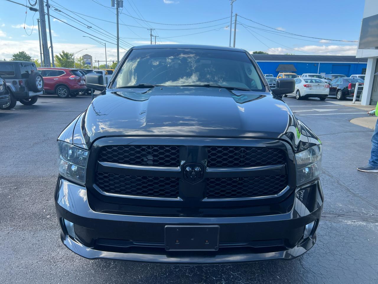 RAM 1500 4WD Quad Cab 140.5" Express *Ltd Avail* 2017