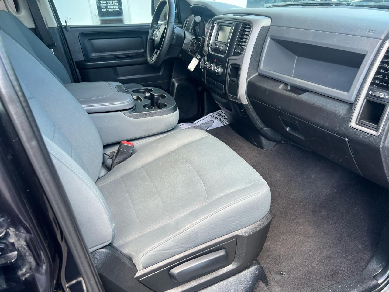 RAM 1500 4WD Quad Cab 140.5" Express *Ltd Avail* 2017