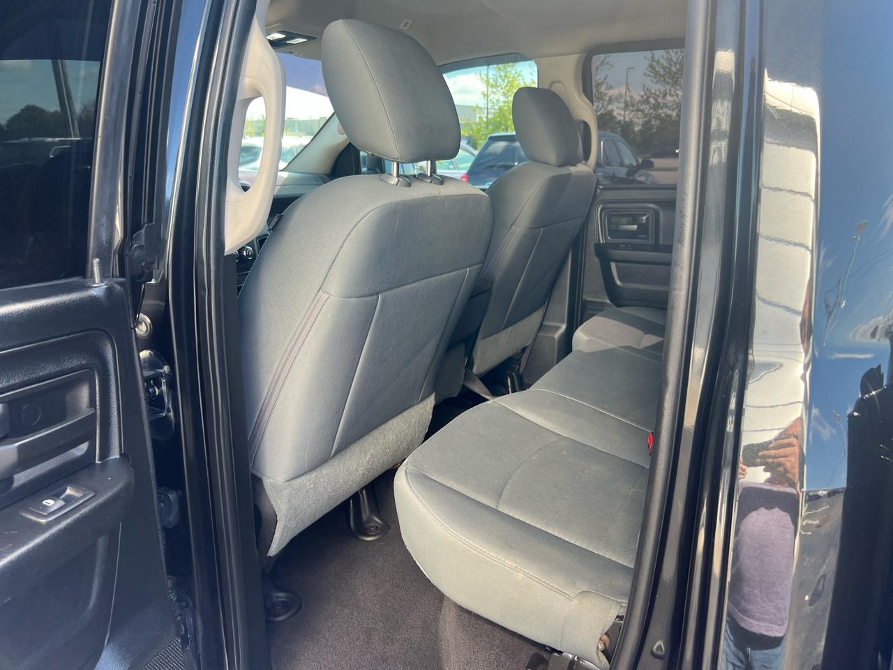 RAM 1500 4WD Quad Cab 140.5" Express *Ltd Avail* 2017