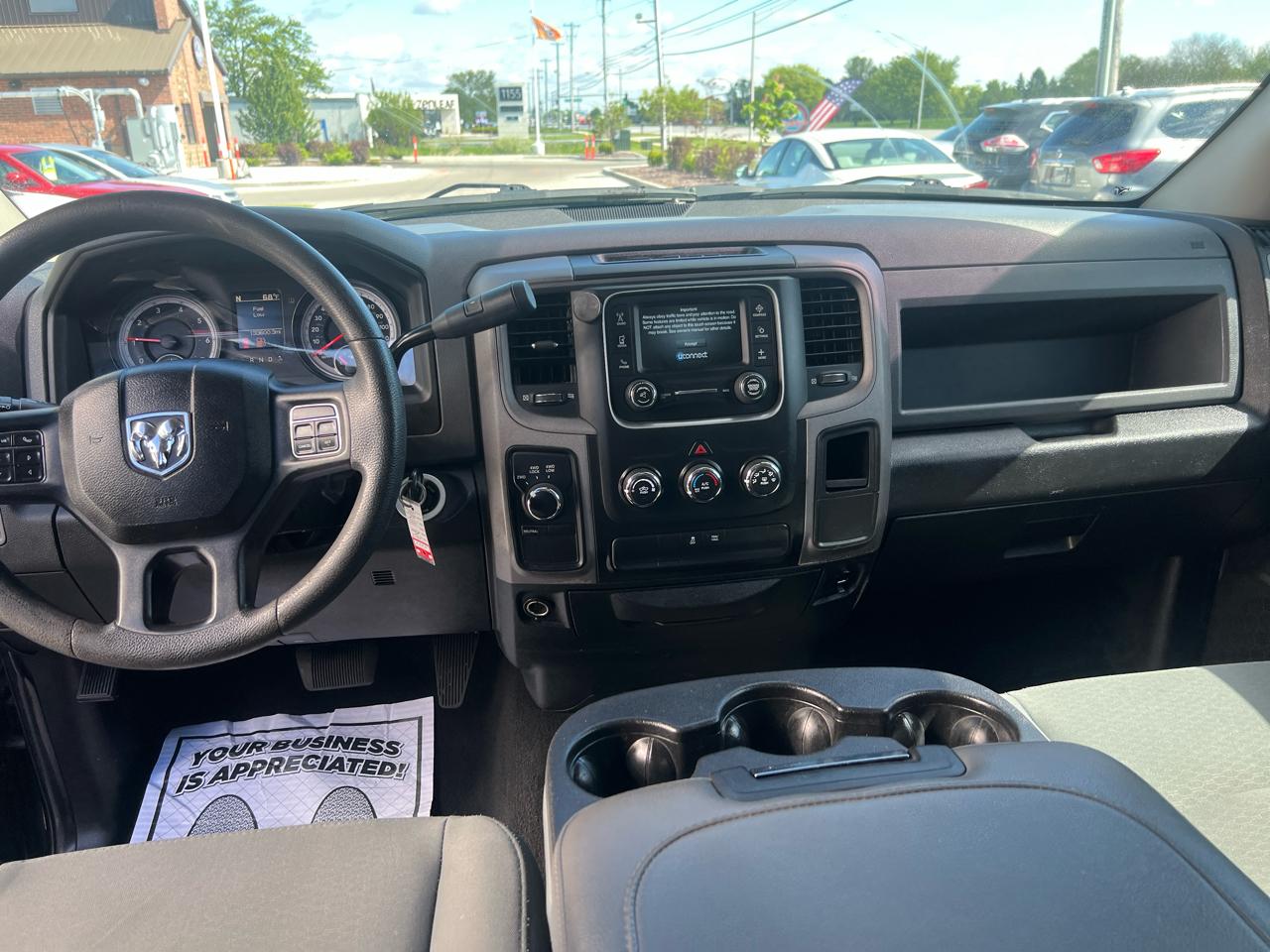 RAM 1500 4WD Quad Cab 140.5" Express *Ltd Avail* 2017