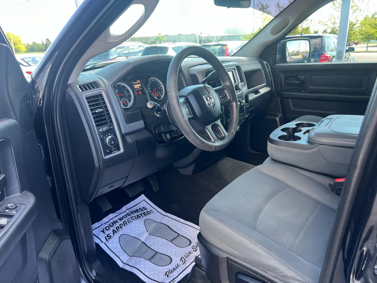 RAM 1500 4WD Quad Cab 140.5" Express *Ltd Avail* 2017