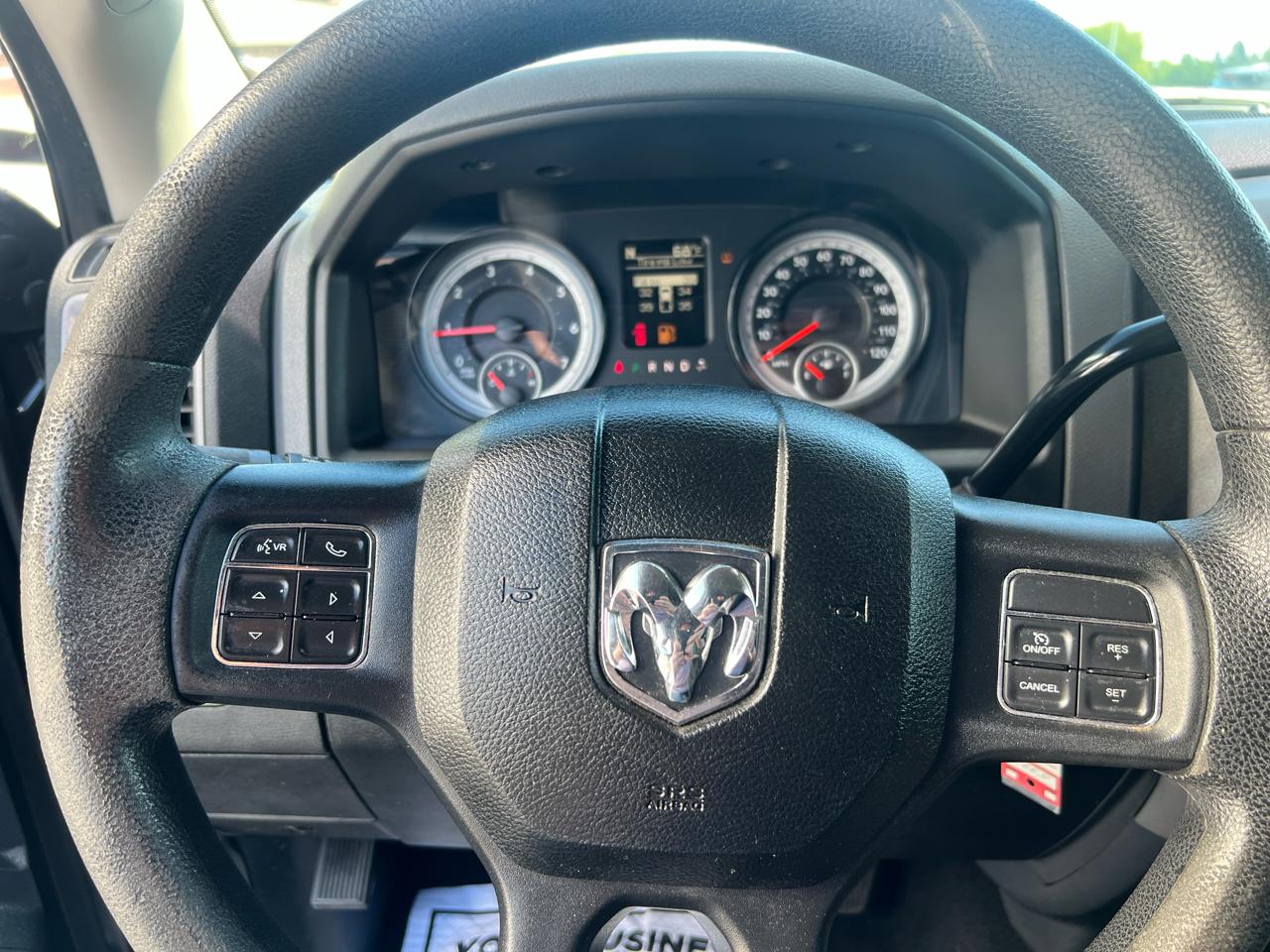 RAM 1500 4WD Quad Cab 140.5" Express *Ltd Avail* 2017