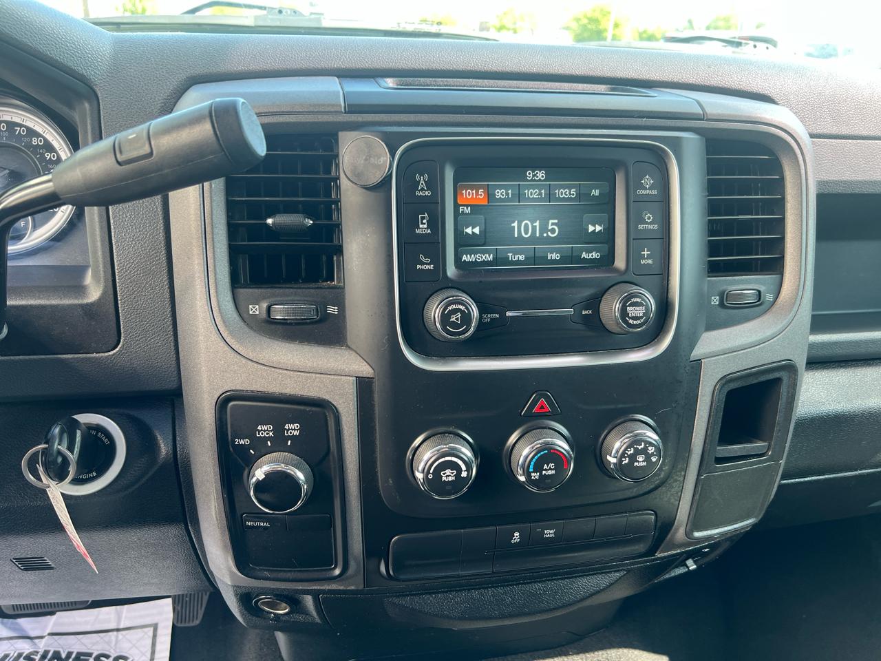 RAM 1500 4WD Quad Cab 140.5" Express *Ltd Avail* 2017