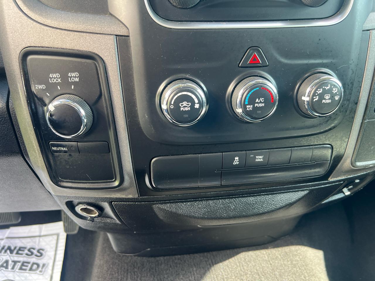 RAM 1500 4WD Quad Cab 140.5" Express *Ltd Avail* 2017