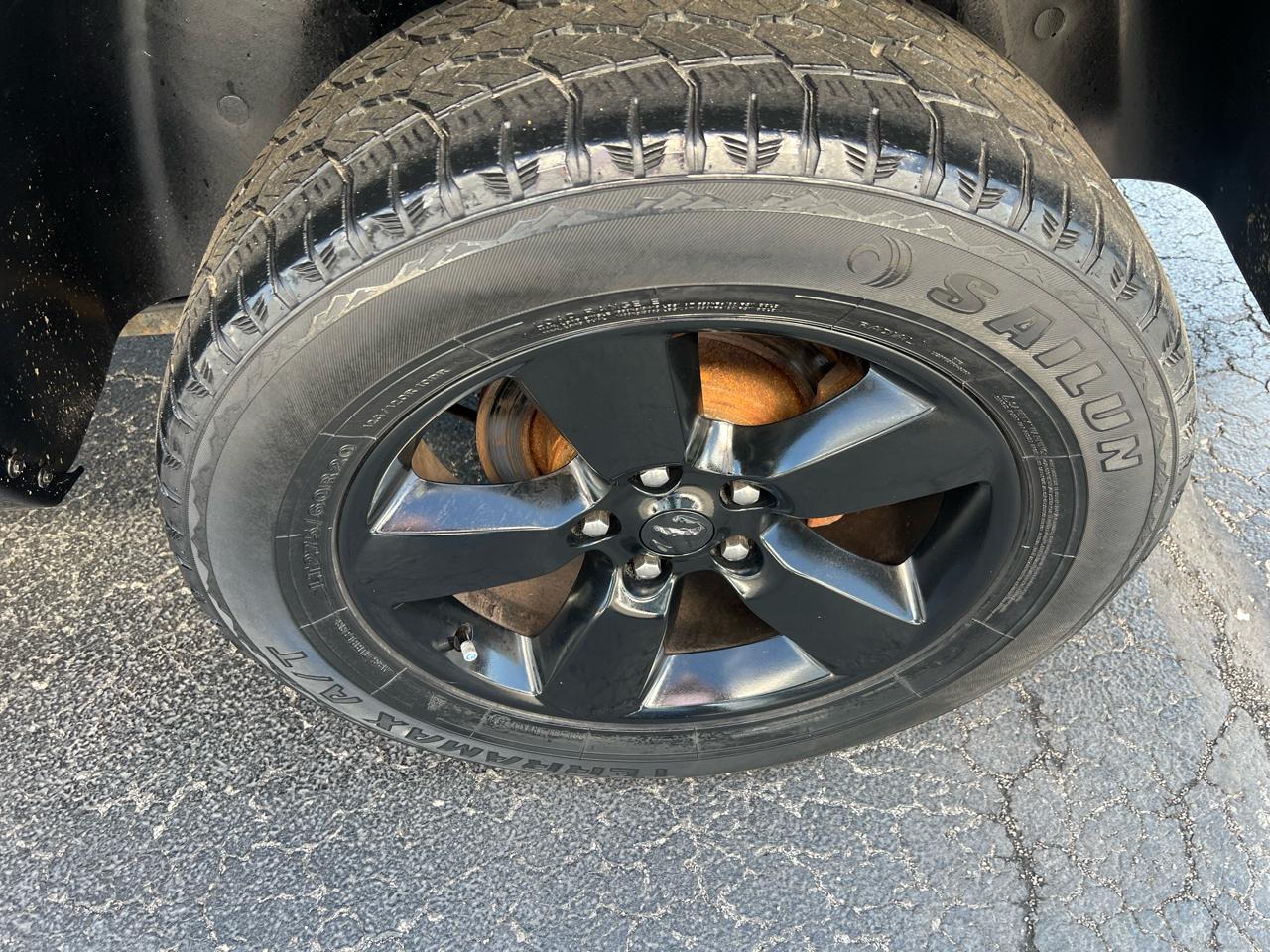 RAM 1500 4WD Quad Cab 140.5" Express *Ltd Avail* 2017