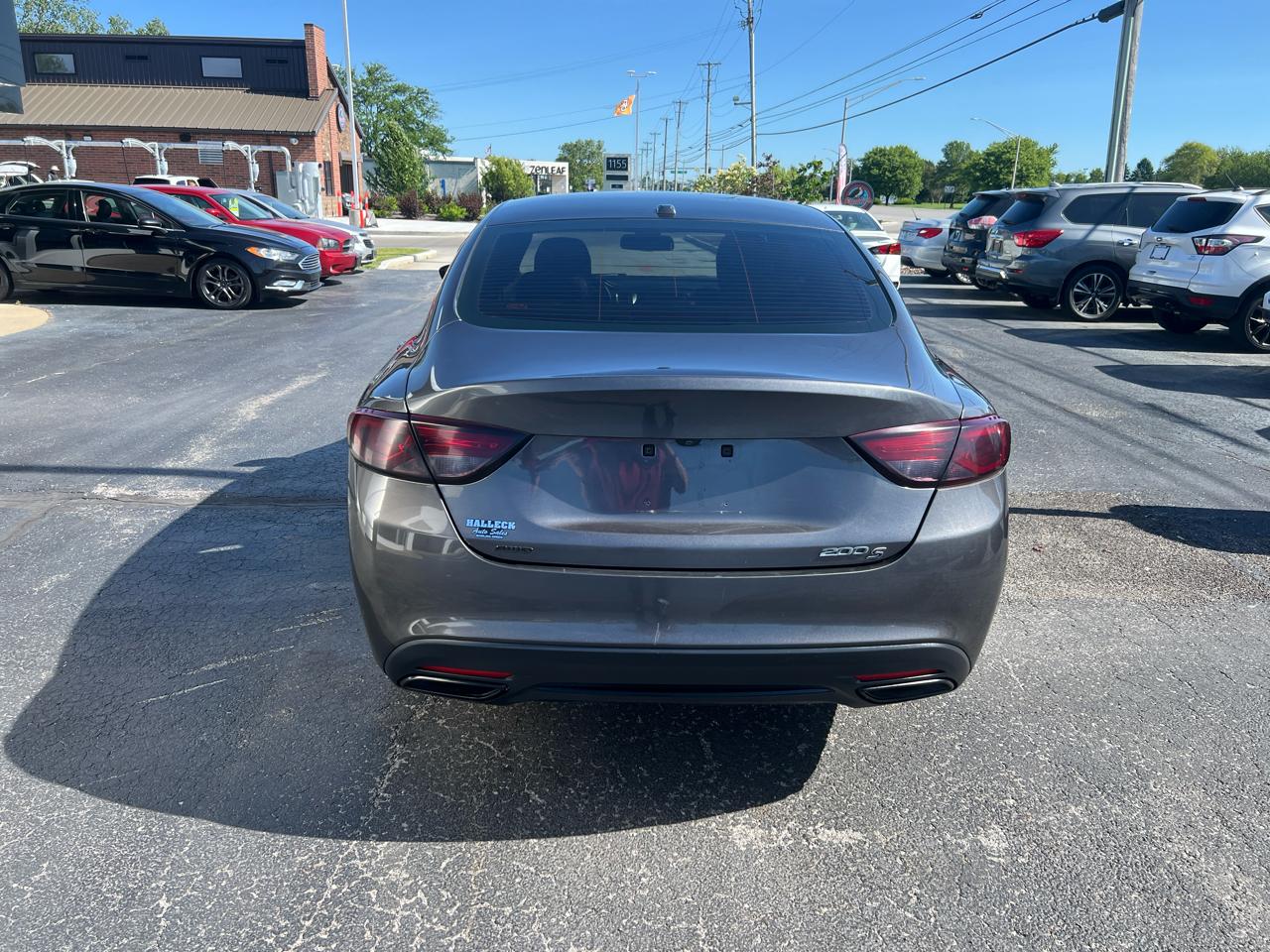 Chrysler 200 4dr Sdn S AWD 2016