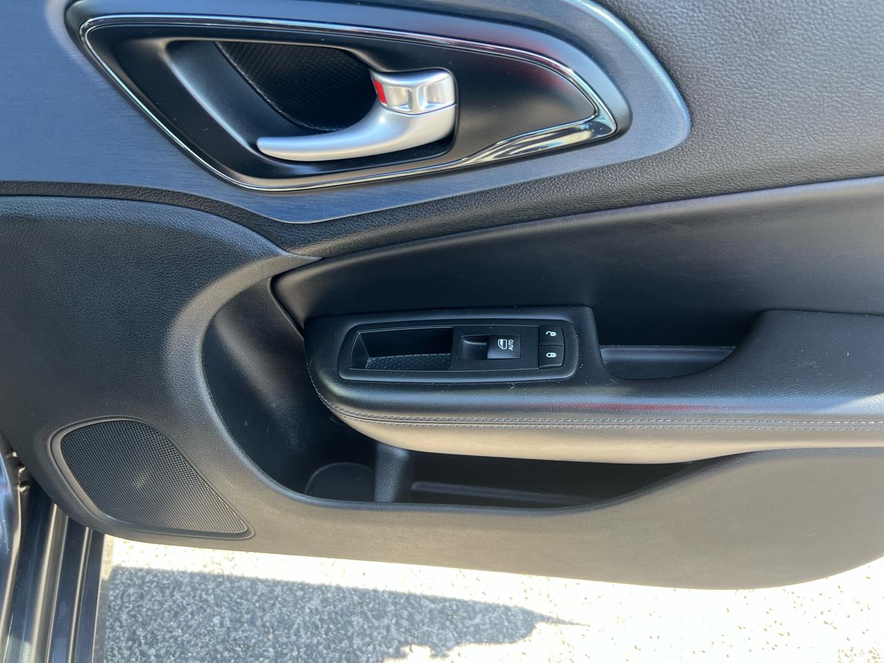 Chrysler 200 4dr Sdn S AWD 2016