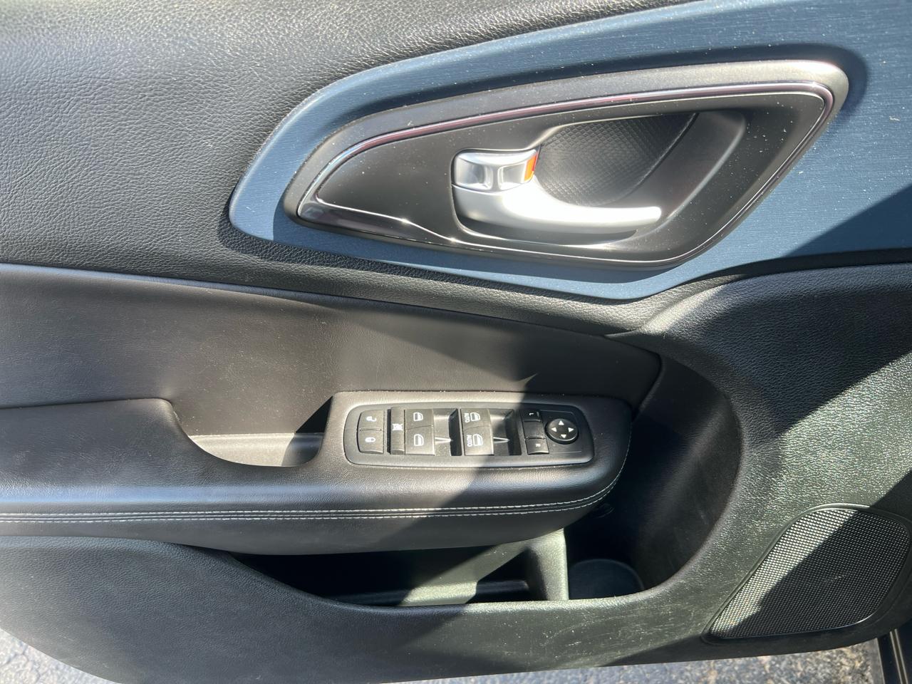 Chrysler 200 4dr Sdn S AWD 2016