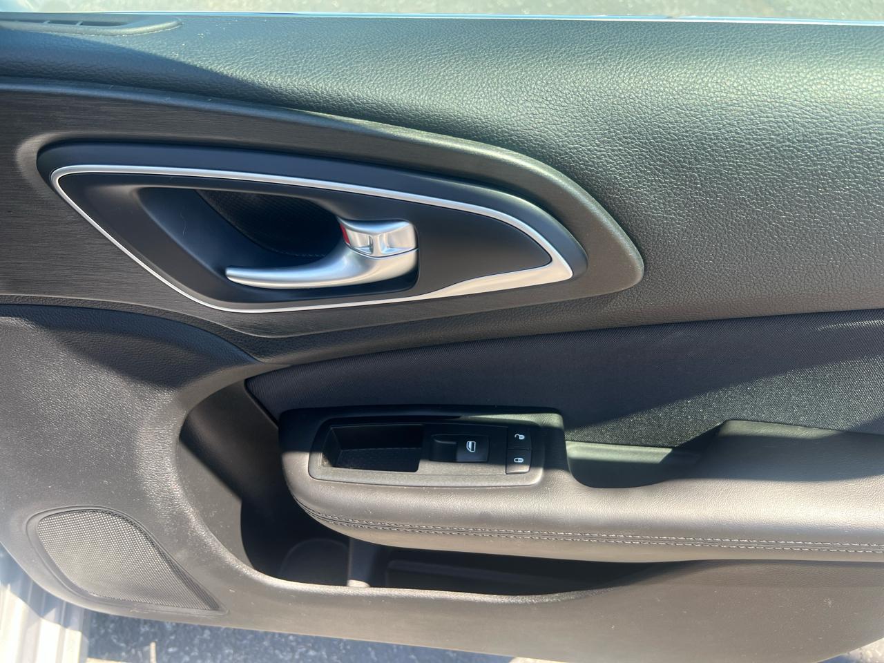 Chrysler 200 4dr Sdn LX FWD 2015