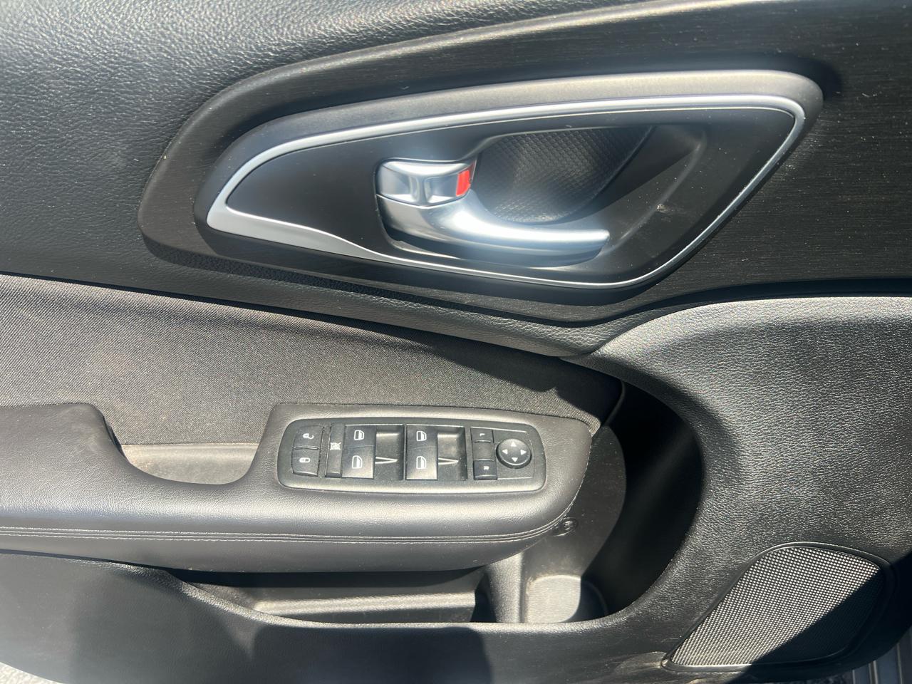 Chrysler 200 4dr Sdn LX FWD 2015
