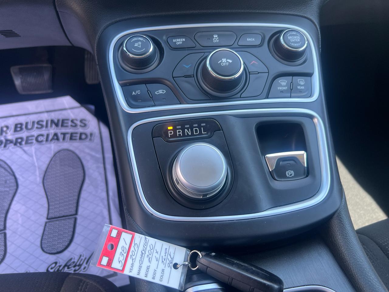Chrysler 200 4dr Sdn LX FWD 2015