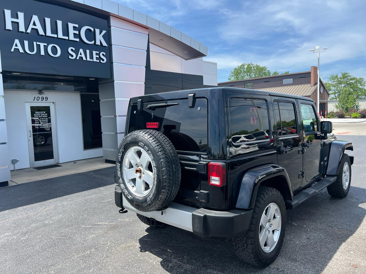 Jeep Wrangler Unlimited 4WD 4dr Sahara 2011