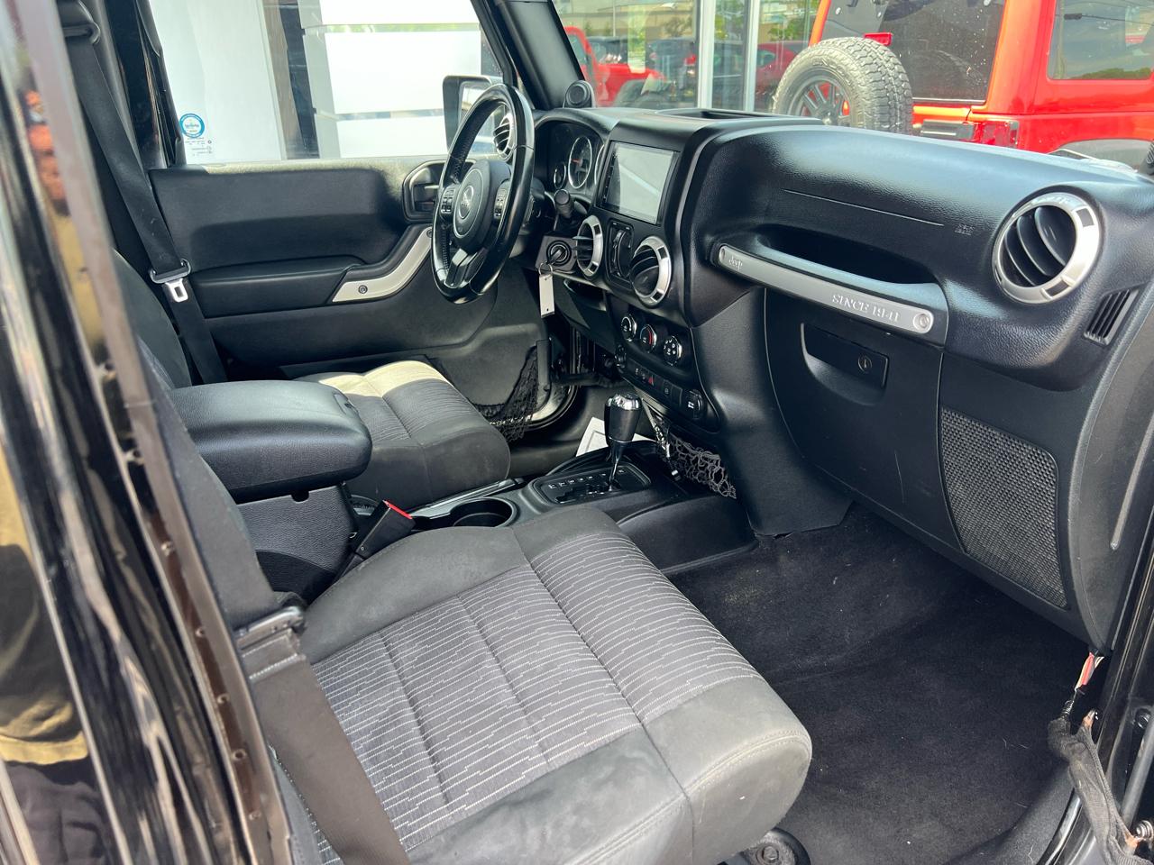 Jeep Wrangler Unlimited 4WD 4dr Sahara 2011