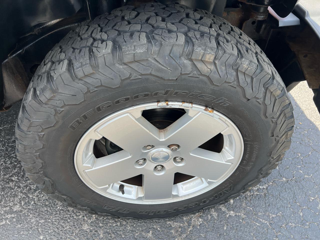 Jeep Wrangler Unlimited 4WD 4dr Sahara 2011
