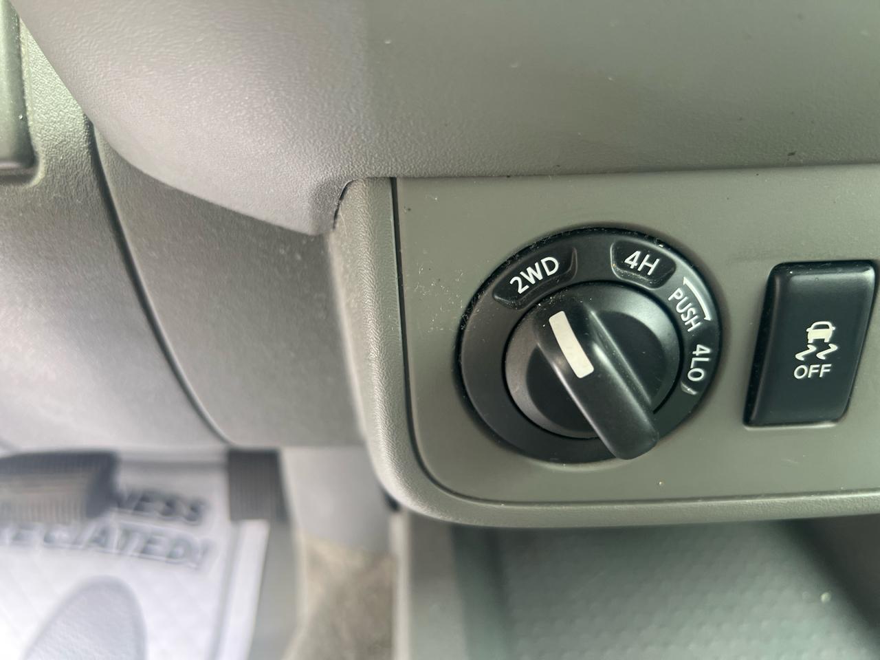 Nissan Frontier 4WD Crew Cab LWB Auto SV 2013