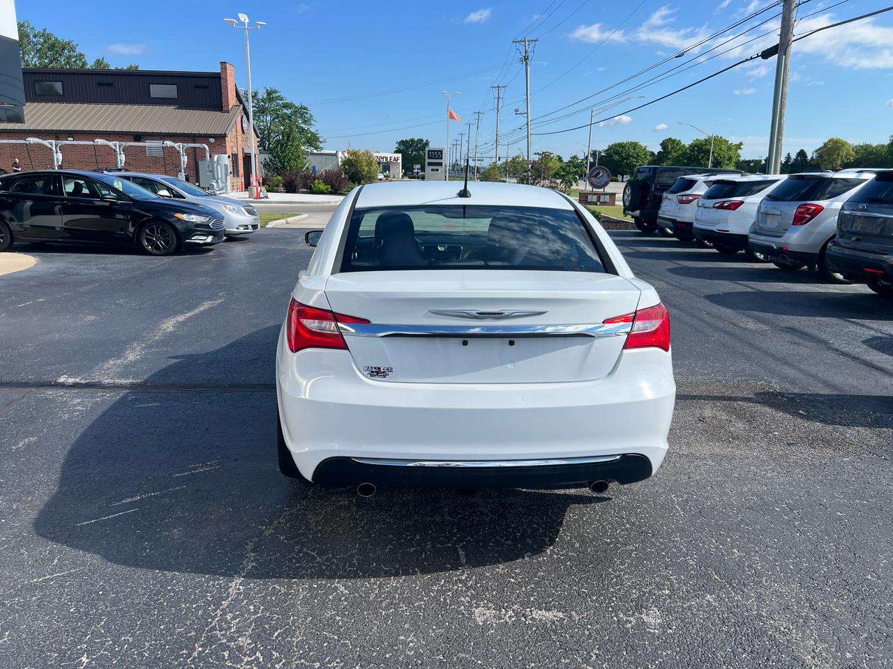 Chrysler 200 4dr Sdn Touring 2012