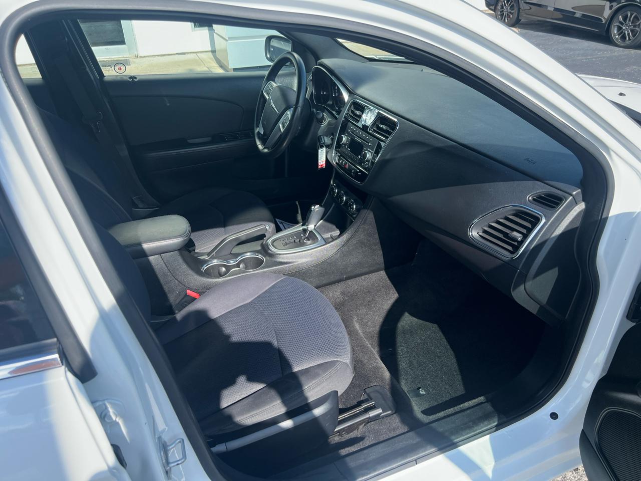 Chrysler 200 4dr Sdn Touring 2012