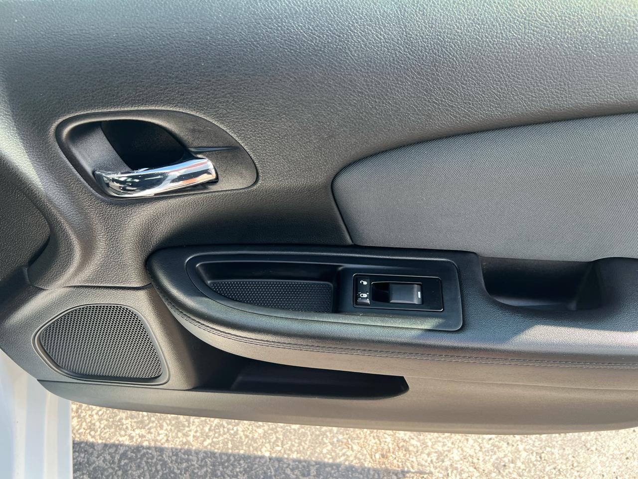 Chrysler 200 4dr Sdn Touring 2012