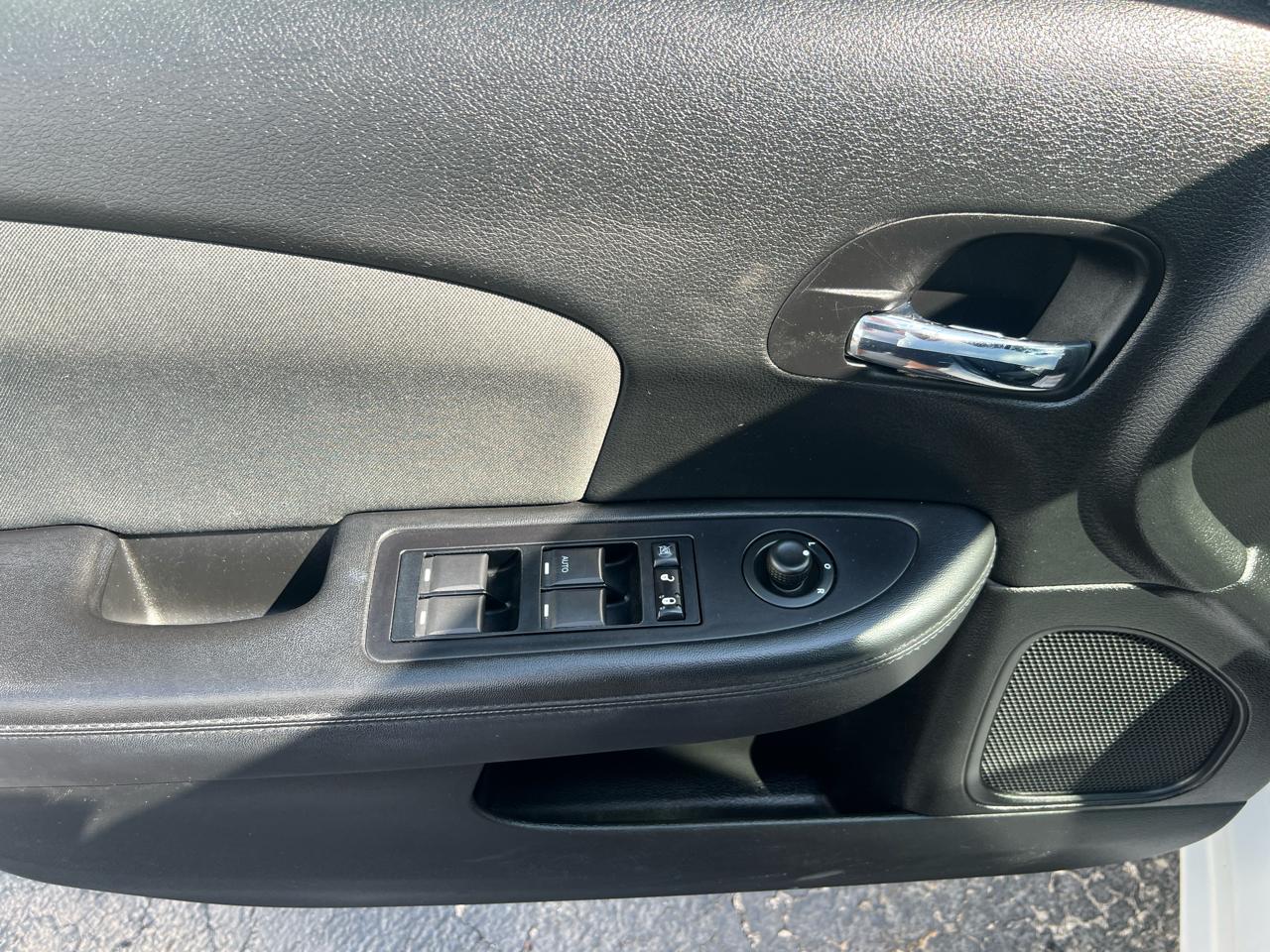 Chrysler 200 4dr Sdn Touring 2012