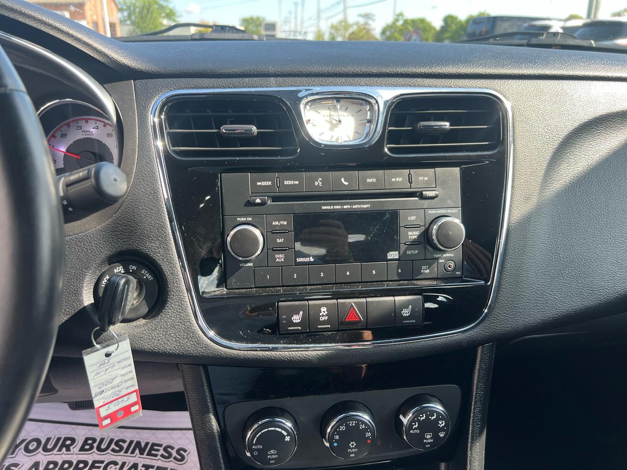 Chrysler 200 4dr Sdn Touring 2012