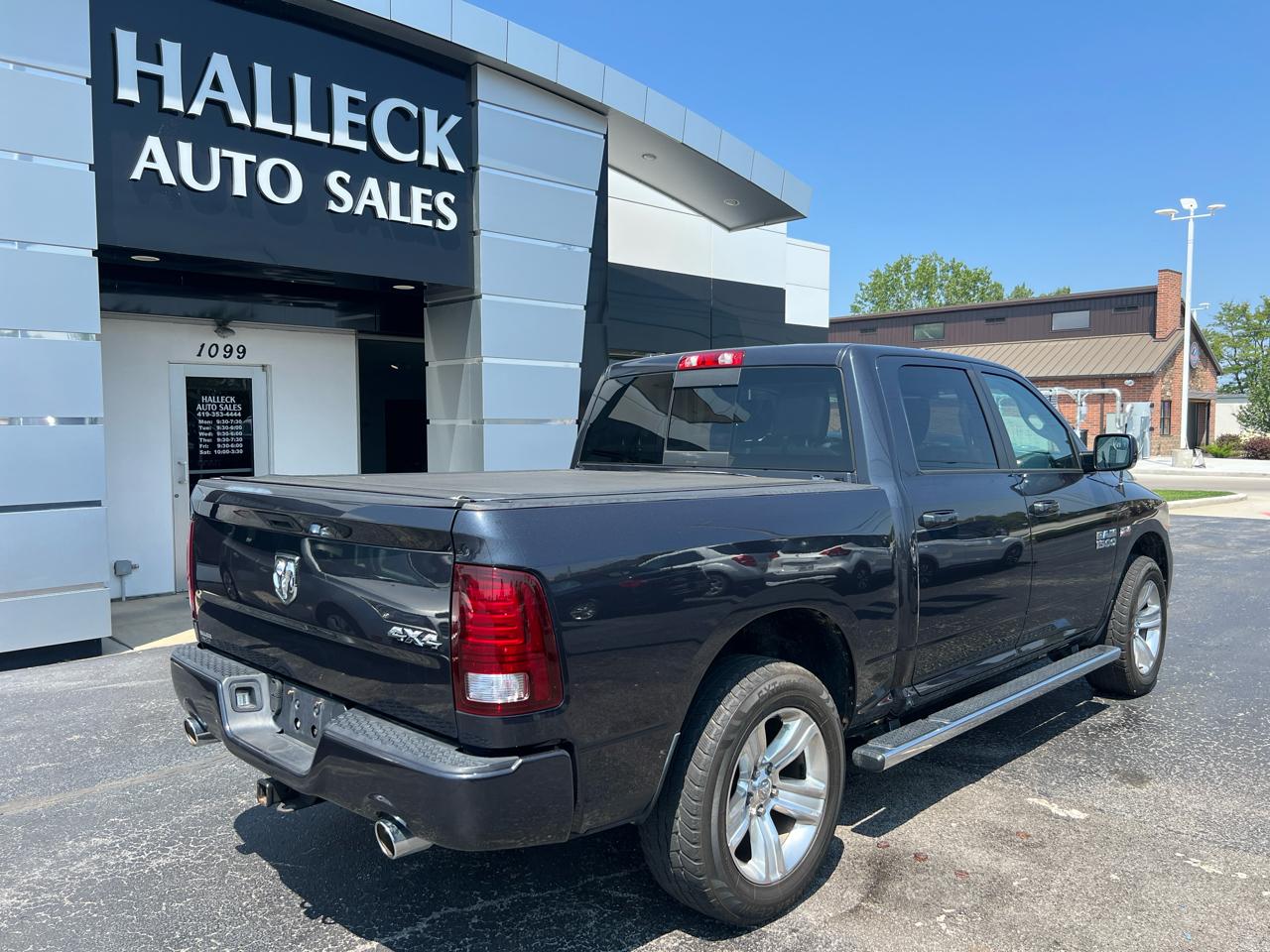 RAM 1500 4WD Crew Cab 140.5" Sport 2015