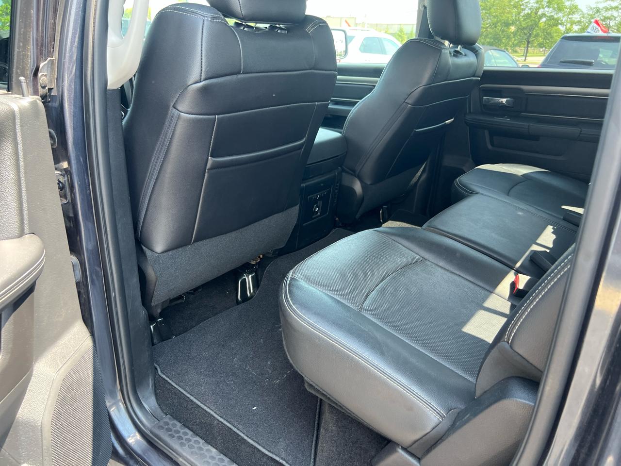RAM 1500 4WD Crew Cab 140.5" Sport 2015