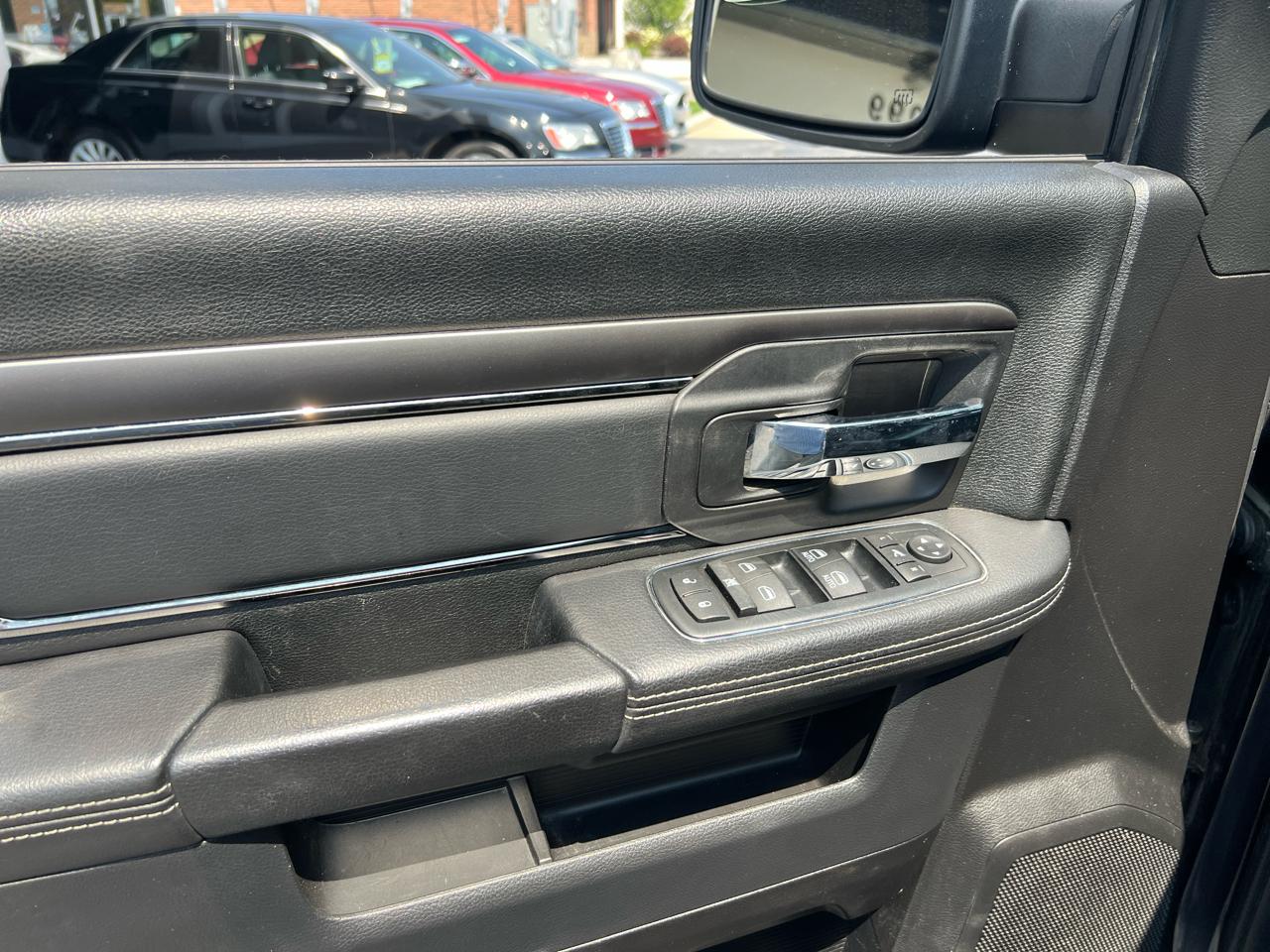 RAM 1500 4WD Crew Cab 140.5" Sport 2015