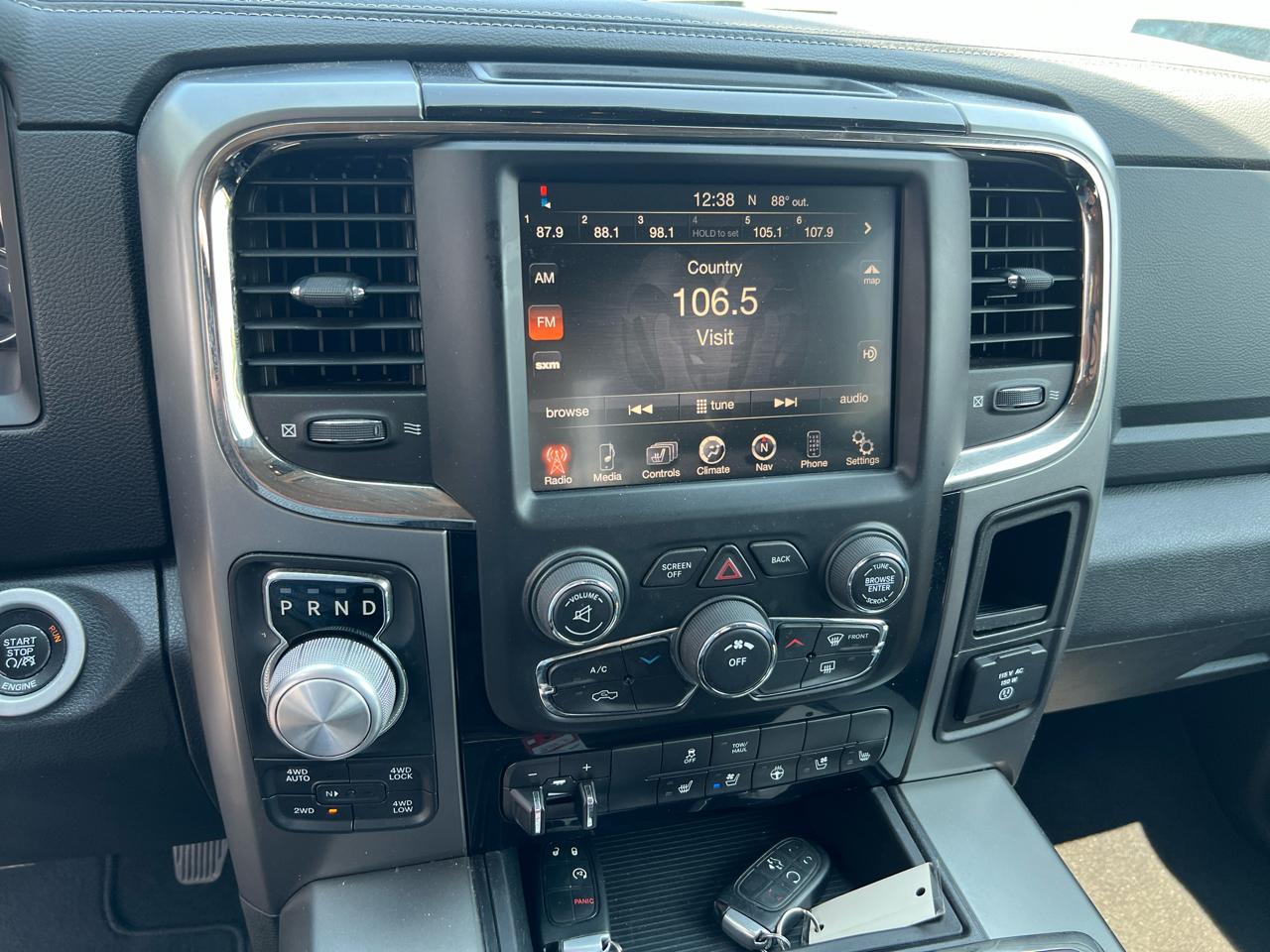 RAM 1500 4WD Crew Cab 140.5" Sport 2015