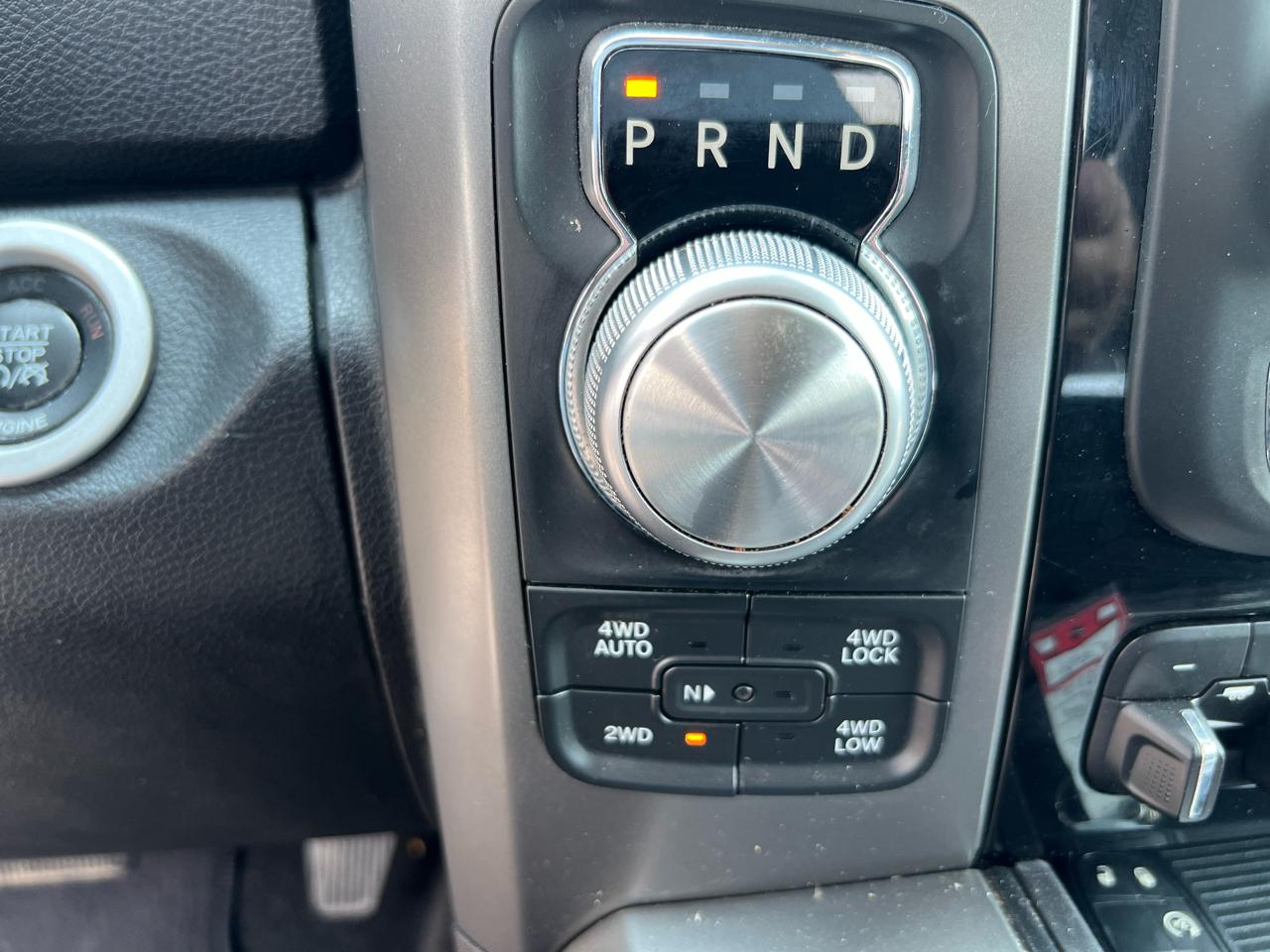 RAM 1500 4WD Crew Cab 140.5" Sport 2015