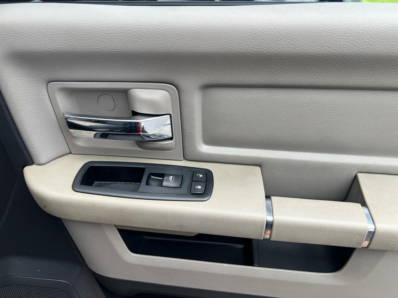 RAM 1500 4WD Crew Cab 140.5" Big Horn 2011