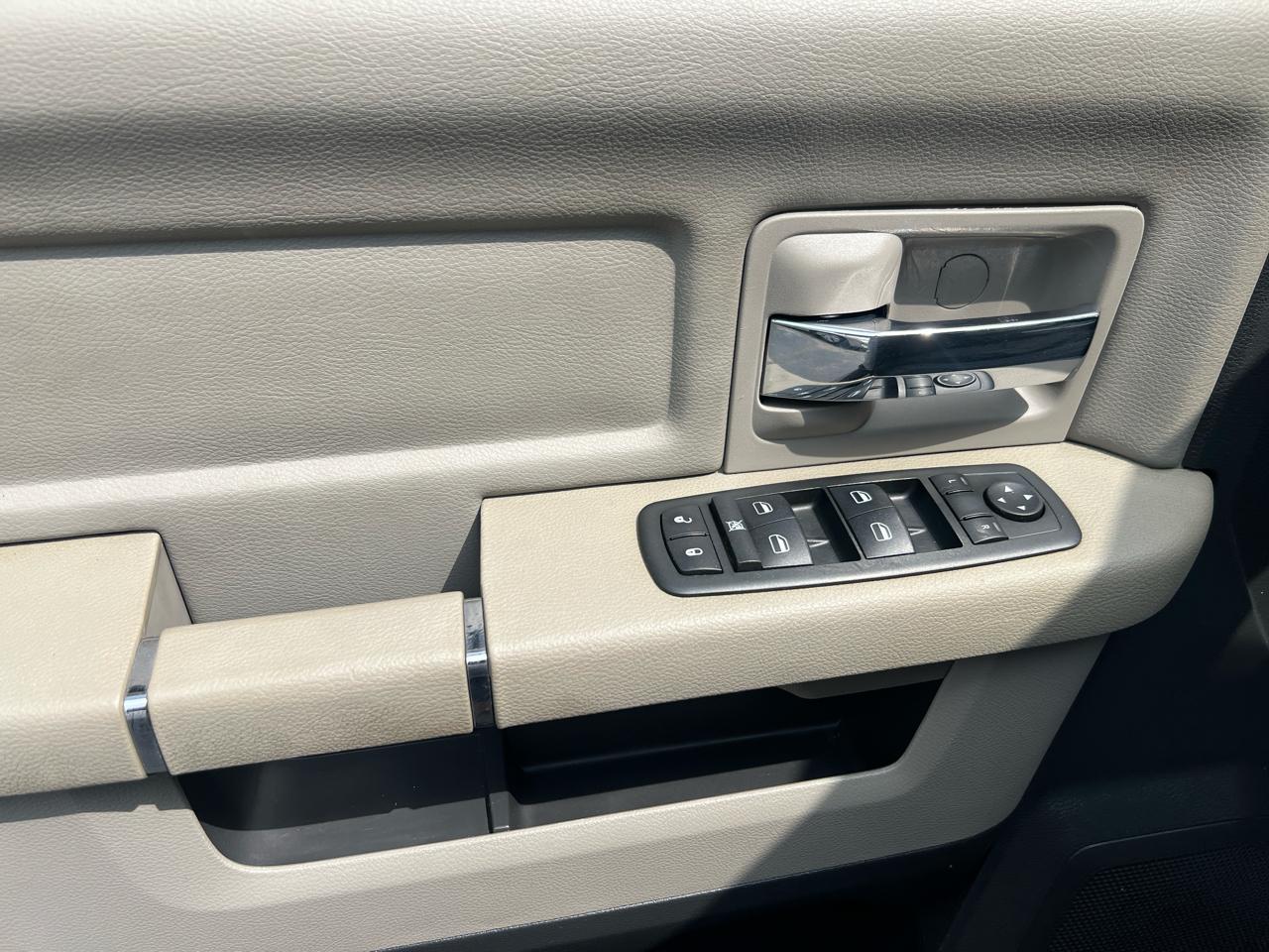 RAM 1500 4WD Crew Cab 140.5" Big Horn 2011
