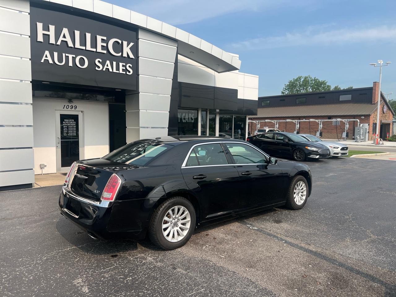 Chrysler 300 4dr Sdn Touring RWD 2013