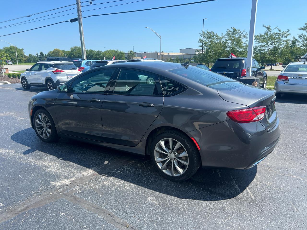 Chrysler 200 4dr Sdn S AWD 2017