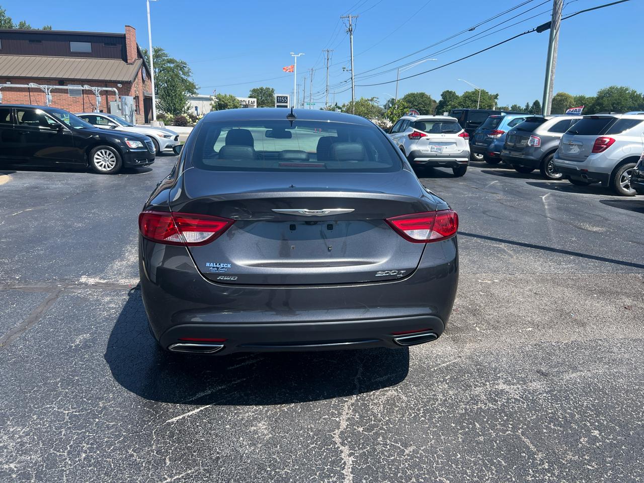 Chrysler 200 4dr Sdn S AWD 2017
