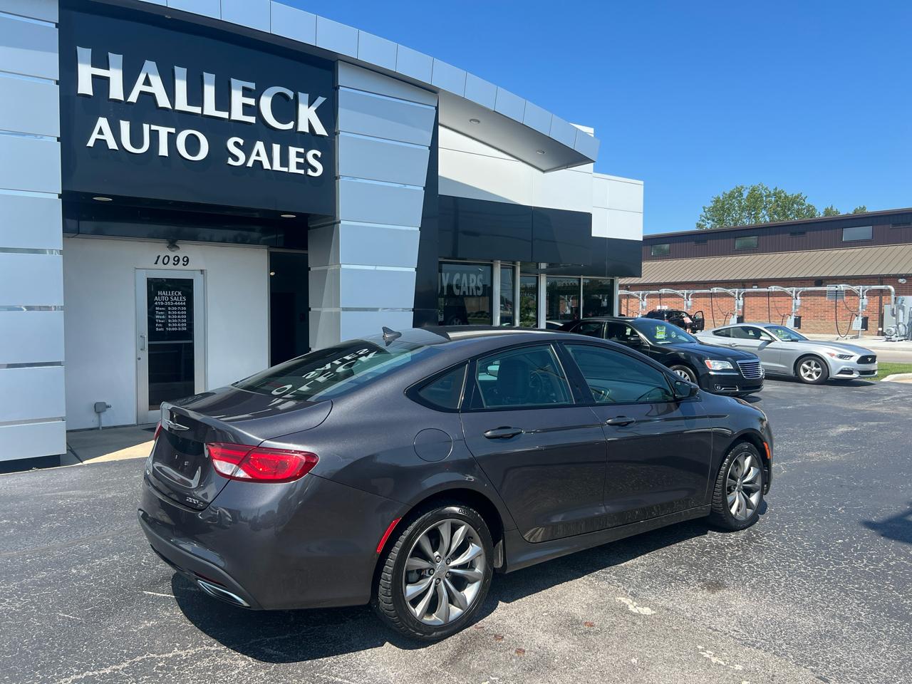 Chrysler 200 4dr Sdn S AWD 2017
