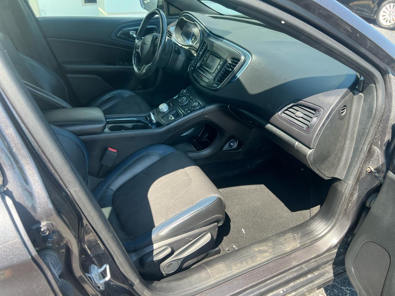 Chrysler 200 4dr Sdn S AWD 2017