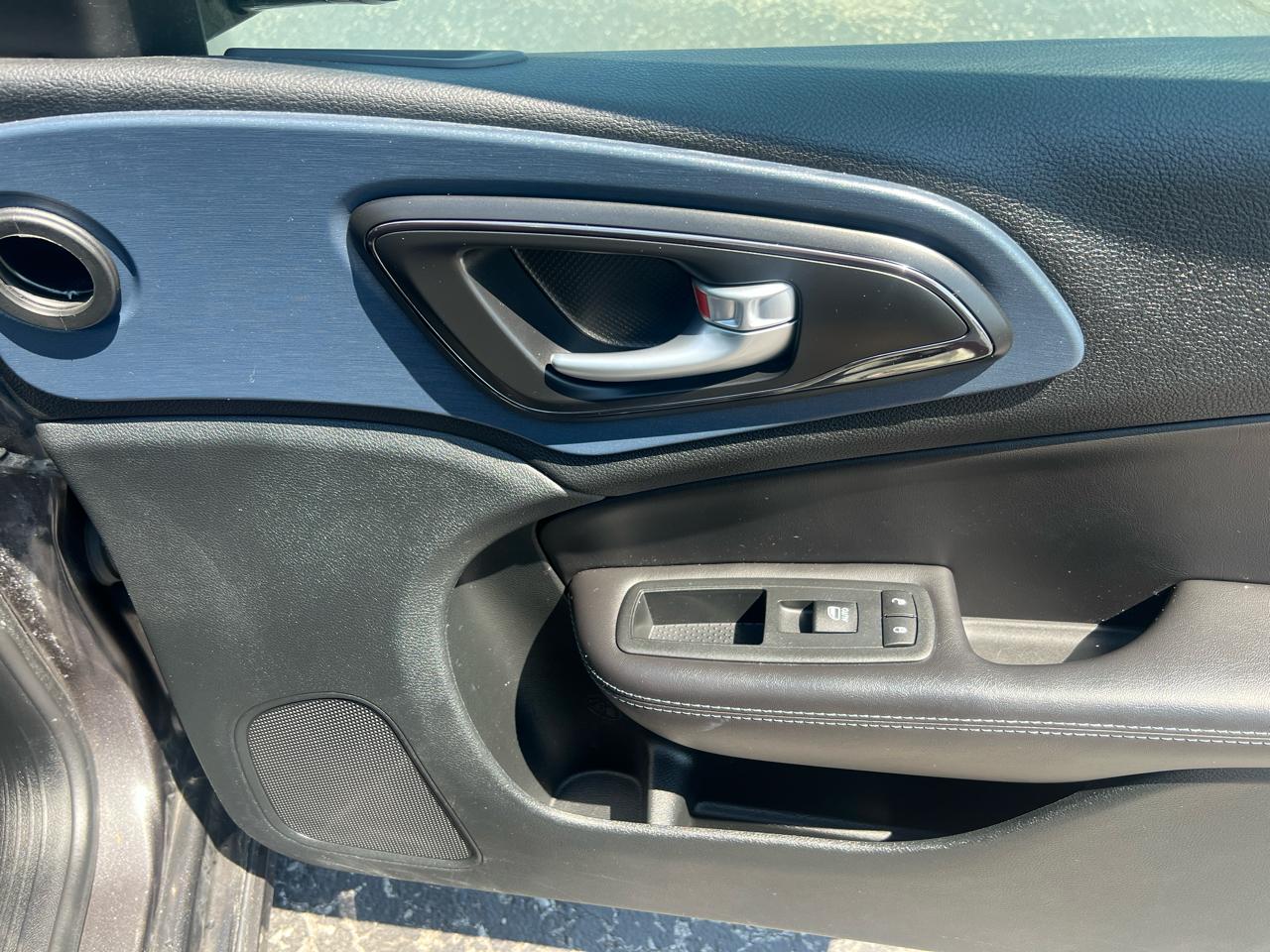 Chrysler 200 4dr Sdn S AWD 2017