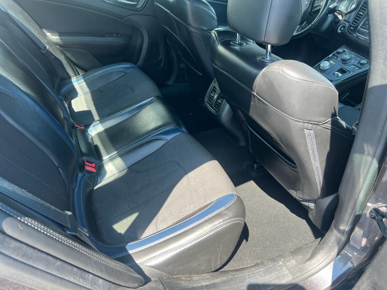 Chrysler 200 4dr Sdn S AWD 2017