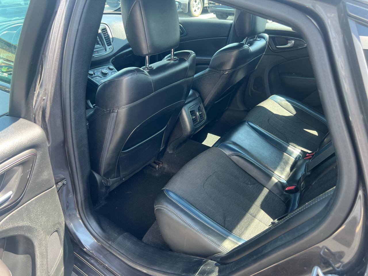 Chrysler 200 4dr Sdn S AWD 2017