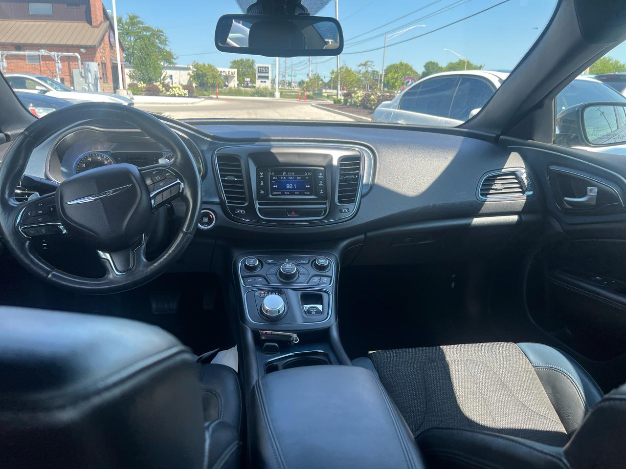 Chrysler 200 4dr Sdn S AWD 2017