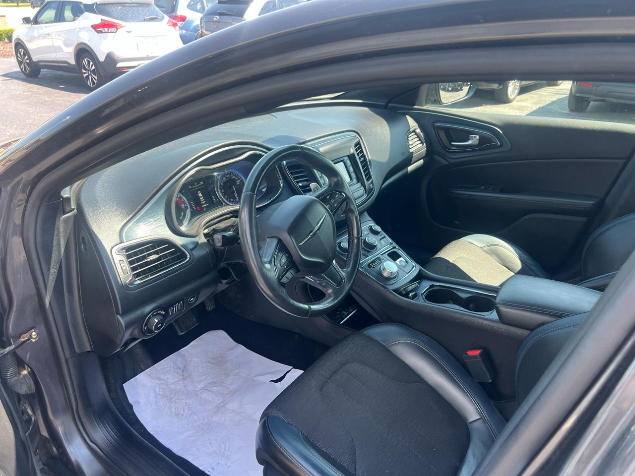 Chrysler 200 4dr Sdn S AWD 2017