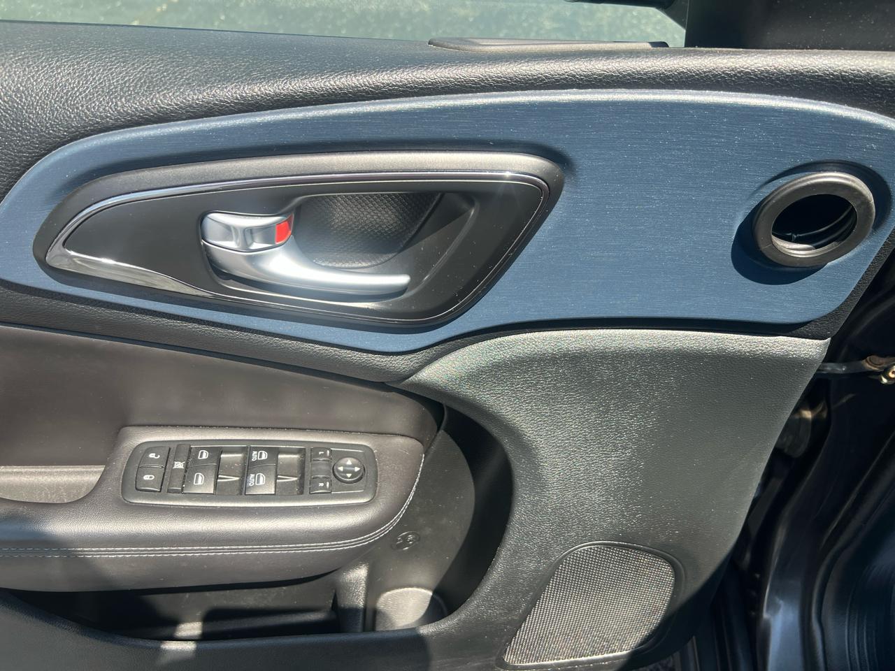 Chrysler 200 4dr Sdn S AWD 2017