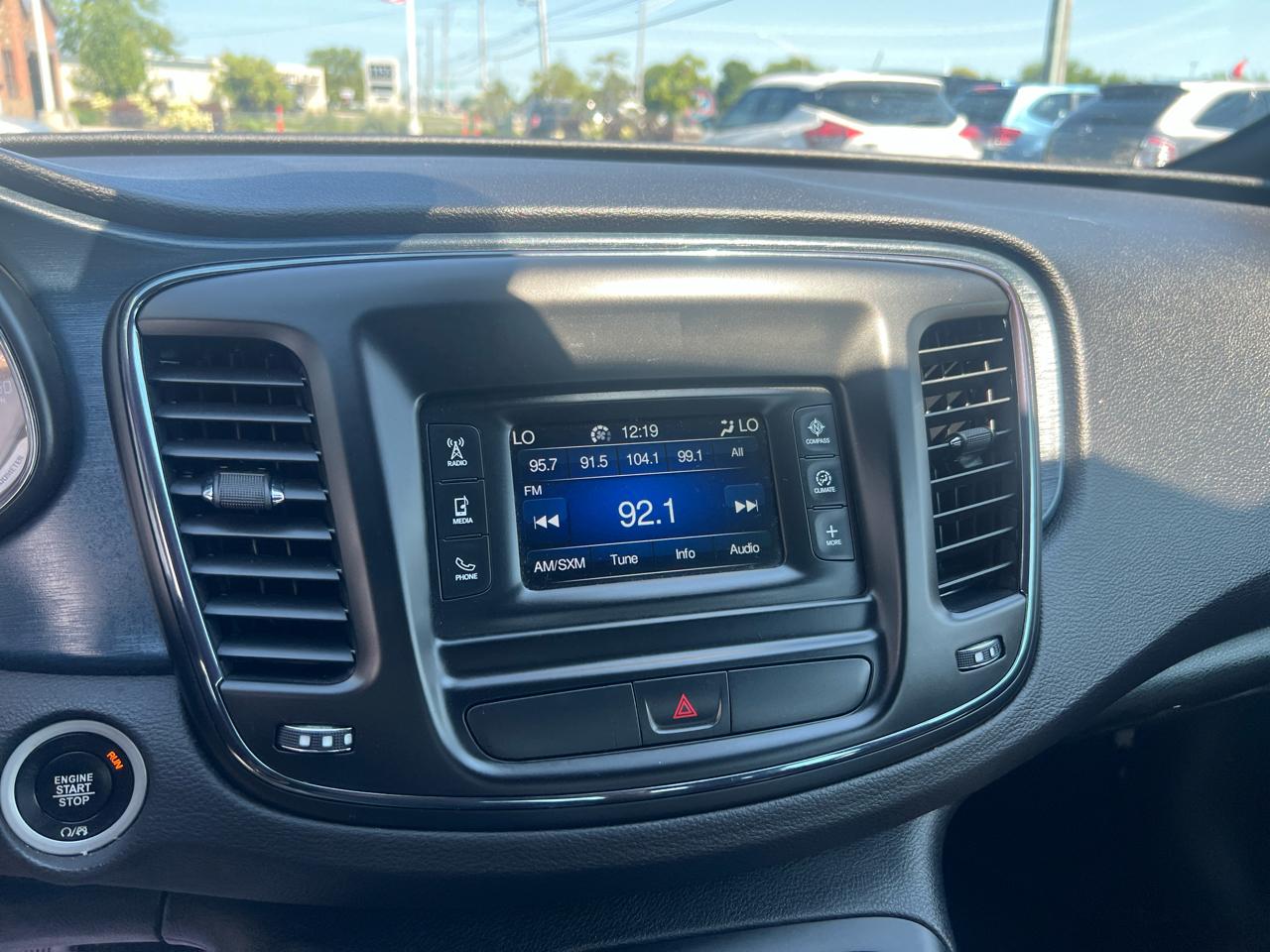 Chrysler 200 4dr Sdn S AWD 2017