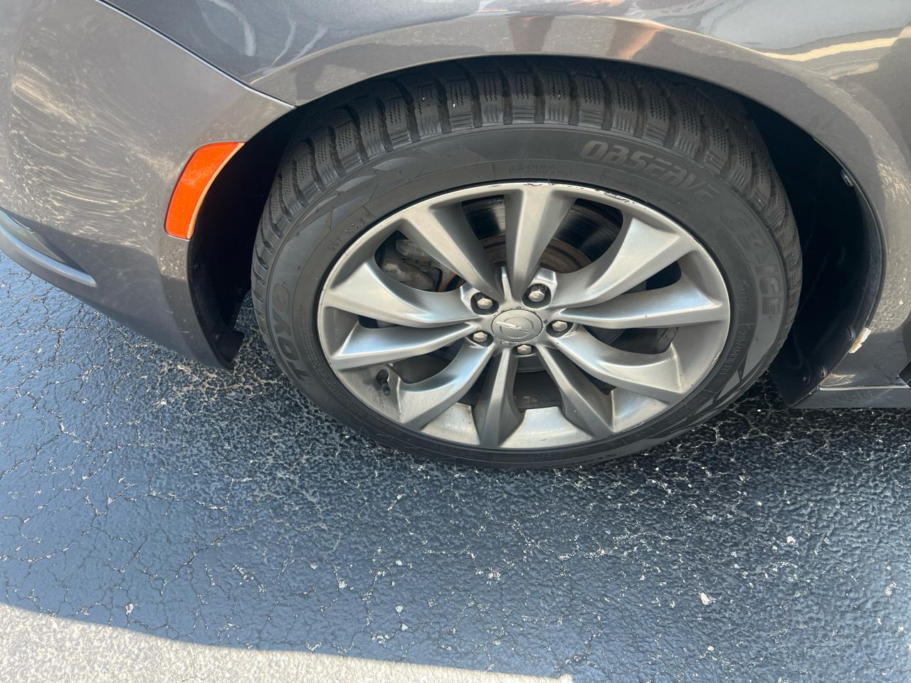 Chrysler 200 4dr Sdn S AWD 2017