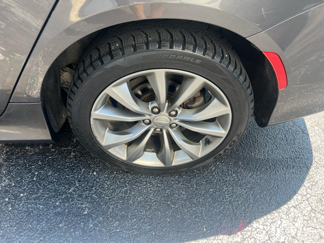 Chrysler 200 4dr Sdn S AWD 2017
